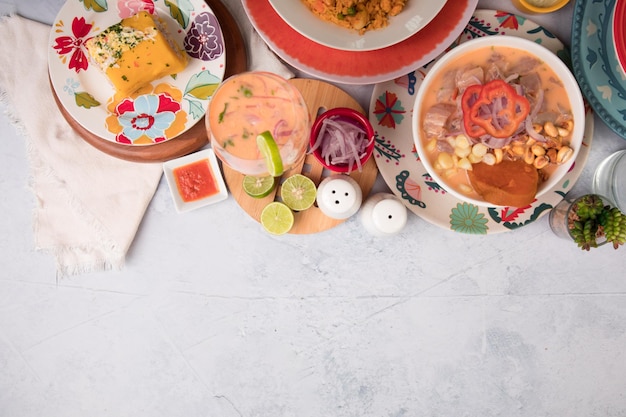 Kolacja przy świecach z kolorowymi potrawami